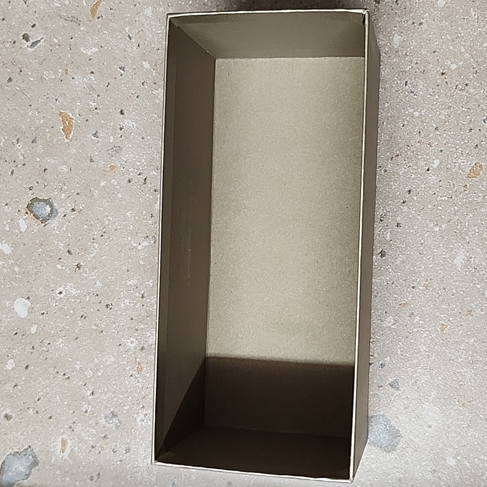 Empty box - Picture 4 of 5